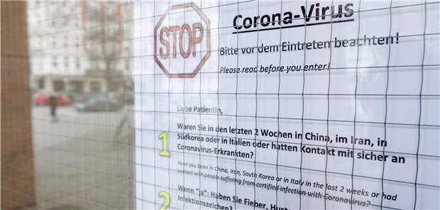 Schild an einer Arztpraxis in Hamburg: Tausende rufen in der Hansestadt mittlerweile täglich die 116117 an.