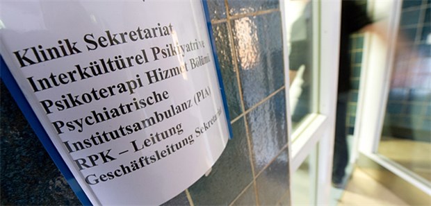 GBA will in die Black Box schauen Schild an einer Wand der Psychiatrischen Institutsambulanz (PIA) im Rudolf-Sophien-Stift in Stuttgart.