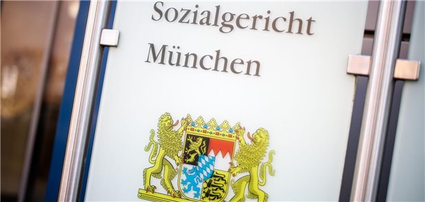 Schild des Sozialgerichts München mit Bayern-Wappen