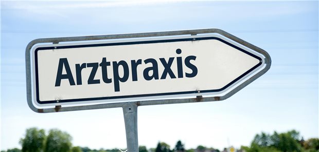 Medizinstudium: Zehnmal so viele Bewerbungen für 17 Quotenstudienplätze in Thüringen Schild mit der Aufschrift „Arztpraxis“