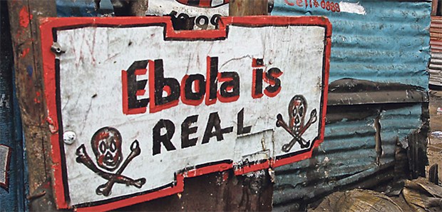 Klage wegen Ebola-Pannen angekündigt Schild vor einem Haus im West Point-Slum in Monrovia, Liberia. Nach den Worten von Liberias Botschafterin Ethel Davis hat Ebola die Menschen schneller getötet als der Bürgerkrieg in Liberia.