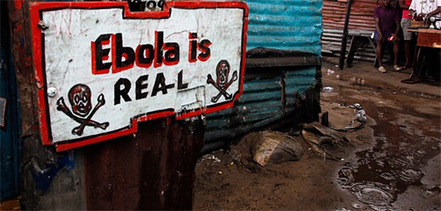 Kein schnelles Ende in Sicht Schild vor einem Haus im West Point-Slum in Monrovia (Liberia).