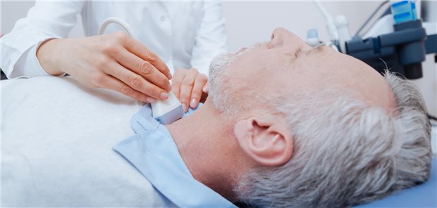 Schilddrüsen-Check: Bei etwa fünf Prozent der über 65-Jährigen lösen Schilddrüsenknoten eine latente Hyperthyreose aus. Osteoporose und Vorhofflimmern können die Folge sein.