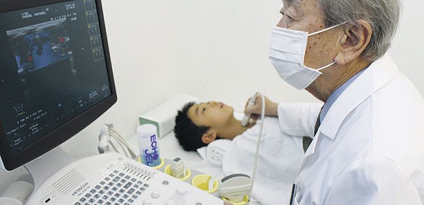 Mehr Kinder mit Schilddrüsenkrebs Schilddrüsenscreening in einer Klinik in Fukushima: 33 Fälle in der Altersklasse der bis 18-Jährigen wurden festgestellt.