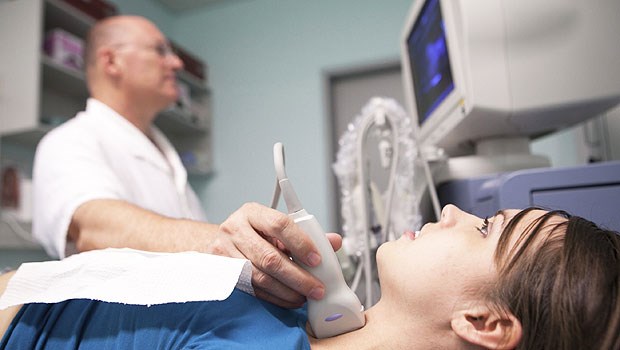 Ist weniger Diagnostik mehr? Schilddrüsensonografie: Häufig werden dabei kleine Geschwulste entdeckt, die keine Beschwerden verursachen.