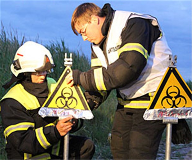 Milzbrand-Angst wegen infizierter Rinder Schilder nahe der Ortschaft Lütkenwisch in Brandenburg warnen vor potenzieller Infektionsgefahr.