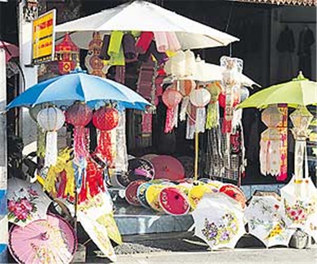 Thailand: Land der Blütenträume und Düfte Schirmchen in allen Formen und Farben gibt es in den Papierschirmmanufakturen in Boh Sang.