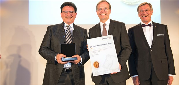 Fünfmal ausgezeichnet mit der Galenus-Medaille „Schizophrenie-Patienten mit Negativ-Symptomatik können zurückkommen in das, was wir Leben nennen“: Jörg Camp von Recordati mit Staatssekretär Thomas Rachel und dem Vorsitzenden der Galenus-Jury Professor Erland Erdmann (v.l.n.r.).