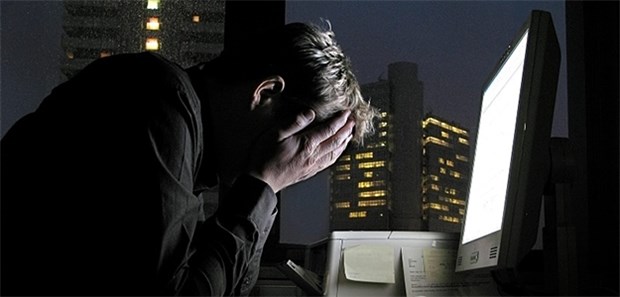 Schlafmangel und Schichtarbeit gehen mit einem erhöhten Risiko für Herzinfarkte einher. Eine Studie legt nun einen Zusammenhang mit der Melatoninbildung nahe.