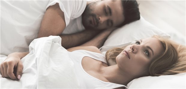 Schlafstörung? Da greifen viele Patienten eigenständig zu Melatonin. (Symbolbild mit Fotomodellen)