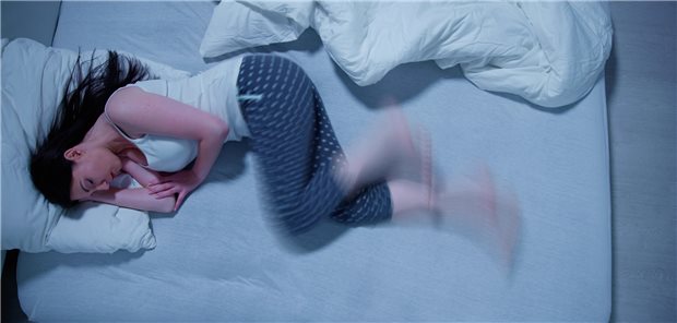 Schlafstörungen – eine häufige Folge des Restless-Legs-Syndroms. (Symbolbild mit Fotomodell)