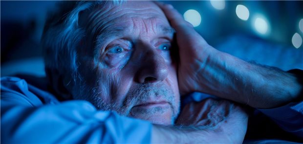 Schlafstörungen, milde kognitive Störung, Delir – was kann helfen? (Symbolbild mit Fotomodell)