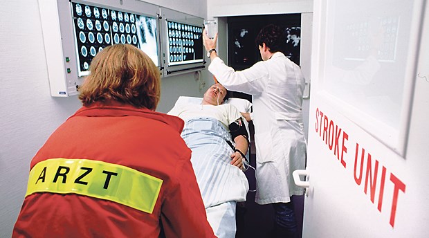 Neuer Vertrag bringt Schlaganfall-Patienten fix in die Reha Schlaganfall-Patient bei der Einlieferung: Kurze Zeit später werden die weiteren Schritte abgestimmt.
