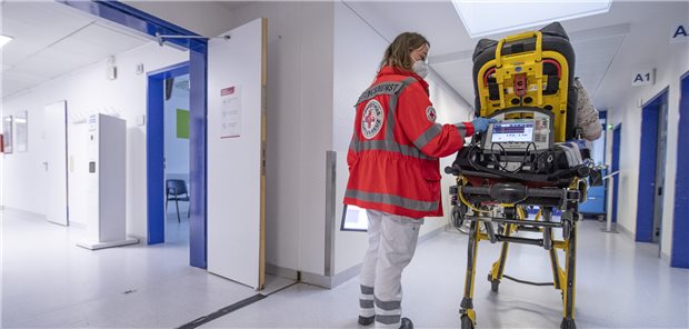 Schlaganfall-Patient in der Notaufnahme: Trotz niedrigerer Hospitalisierungsraten sind in Deutschland die Sterberaten von Patienten, die wegen akuter ischämischer Insulte ins Krankenhaus eingeliefert worden waren, zwischen 2014 und 2019 nicht gesunken.