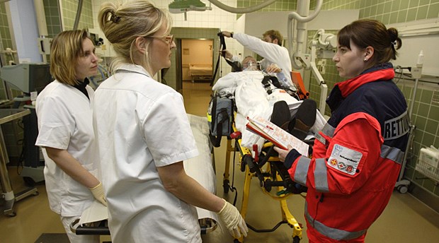Option für besseren Schutz vor Schlaganfall Schlaganfall-Patient in der Stroke Unit. Vorhofflimmern erhöht vor allem im höheren Alter das Hirninsult-Risiko.