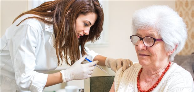 Schlaganfall-Patienten gegen COVID-19 impfen! Schlaganfall-Patienten können laut DSG in den meisten Fällen alle in Europa zugelassenen Impfstoffe verabreicht bekommen (Symbolbild mit Fotomodellen).