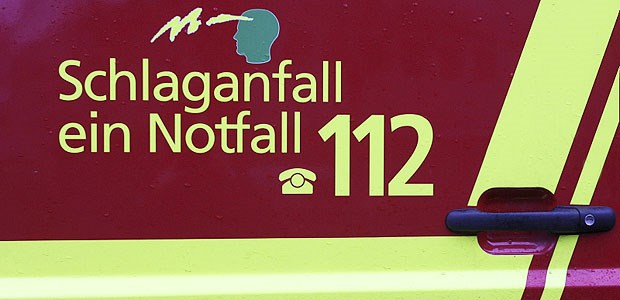 Jeder Zehnte stirbt an Schlaganfall Schlaganfall - ein Notfall. Im Vergleich zu 1990 überleben heutzutage viel mehr Betroffene den Schlaganfall.