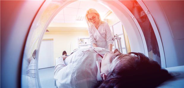 Eine Person liegt in einem MRT- oder CT-Gerät.