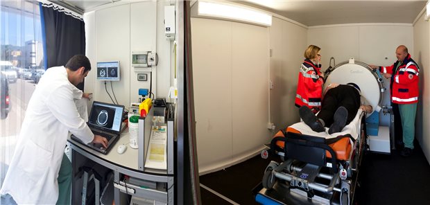 Schlaganfallpatient wird in einer mobilen Stroke Unit versorgt: Forscher betrachten eine vorangegangene intrazerebrale Blutung als neuen Risikomarker für spätere ischämische Ereignisse.