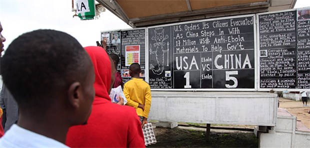 Liberia verhängt Ausgangssperre Schlagzeile Ebola: Das "Daily Talk Chalk Board" am Dienstag in Liberias Hauptstadt Monrovia.