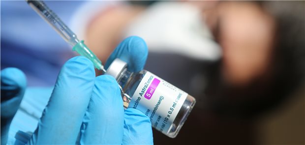 Thüringen stoppt Impfterminvergabe – und verschiebt Einbindung der Hausärzte Durchstechflasche mit dem Corona-Impfstoff von AstraZeneca