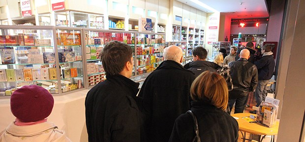 Hamsterkäufe in Polens Apotheken Schlange in der Apotheke: Szenen wie zur Schweinegrippe-Pandemie spielen sich derzeit in Polen ab.