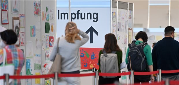 Schlange stehen in einem Münchener Impfzentrum: Derzeit ist es deutich ruhiger in den Impfzentren – trotz angepasster Omikron-Impfstoffe. (Archivbild)