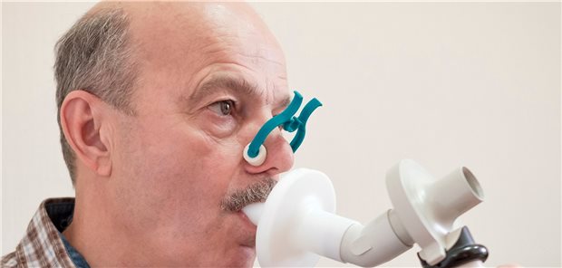 Schlechte Asthma-Kontrolle trotz Zweierkombi mit ICS/LABA? Hier kann es sich lohnen, einen LAMA hinzuzugeben. (Symbolbild mit Fotomodell)