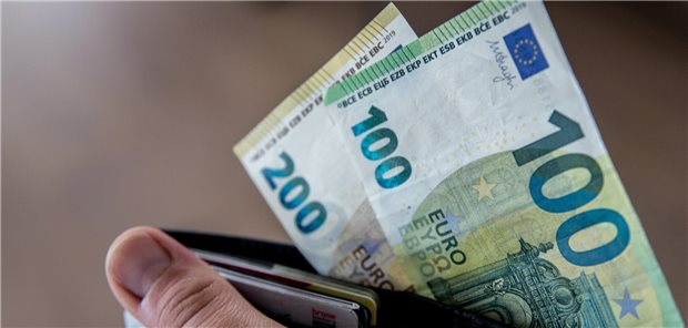Pflegearbeitgeber: Gehälter liegen über dem Schnitt Eine Person hält in ihrer Hand eine Geldbörse. Aus dem Geldbeutel stehen 300 Euro in Bargeld heraus.