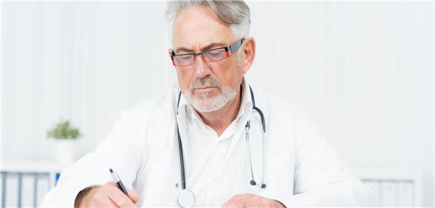 Arzt mit verzogener Miene.