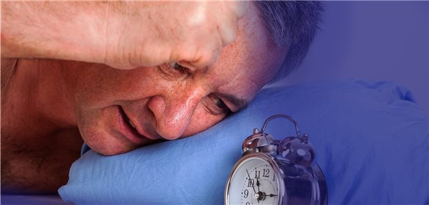 Schlechter Schlaf: Liegt es an der Schichtarbeit? In einer neuen Leitlinie gibt es Tipps für den Umgang mit gesundheitlichen Problemen bei Schichtarbeitern. (Symbolbild mit Fotomodell)