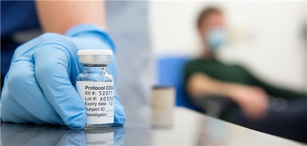 Schleswig-Holstein will Mitte Dezember mit Corona-Impfungen loslegen Schleswig-Holstein rüstet sich für die Impfaktion gegen das Coronavirus. Im Bild eine Ampulle mit dem Impfstoff, der von AstraZeneca und der Universität Oxford entwickelt wurde.