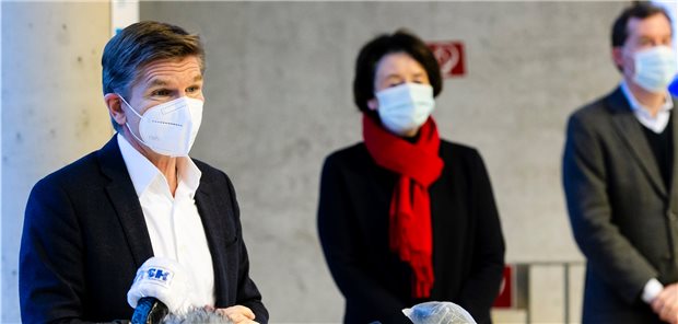 Schleswig-Holstein erleichtert Buchung von Corona-Impfterminen Schleswig-Holsteins Gesundheitsminister Dr. Heiner Garg (links), hier beim Besuch des Impfzentrums in Kiel
