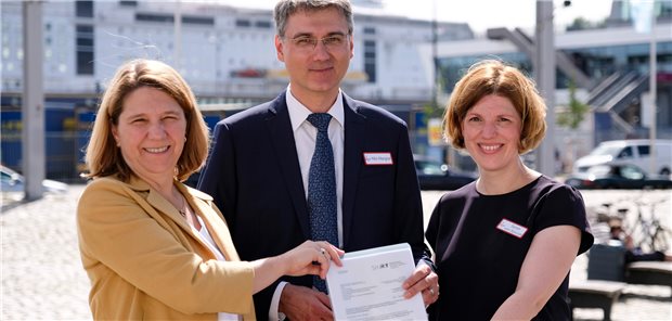 Erstes digitales Epilepsieberatungszentrum in Norddeutschland Schleswig-Holsteins Gesundheitsministerin Kerstin von der Decken (l.) überreichte offiziell den Förderbescheid des Landes an PD Dr. Nils G. Margraf (UKSH) und PD Dr. Sarah von Spiczak (DRK) und gab damit den offiziellen Startschuss für das Projekt.