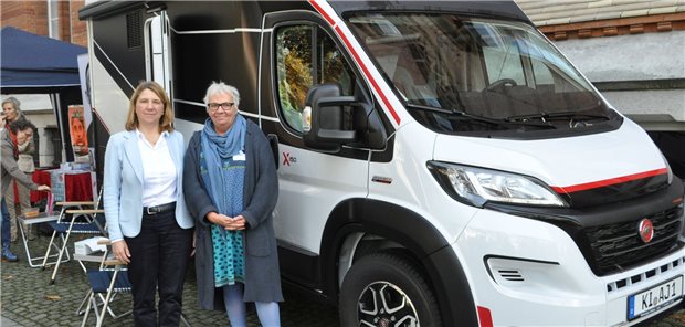 Schleswig-Holsteins Gesundheitsministerin Kerstin von der Decken (l.) nimmt gemeinsam mit Initiatorin Ute Krackow von der Aidshilfe den Beratungsbus in Betrieb.
