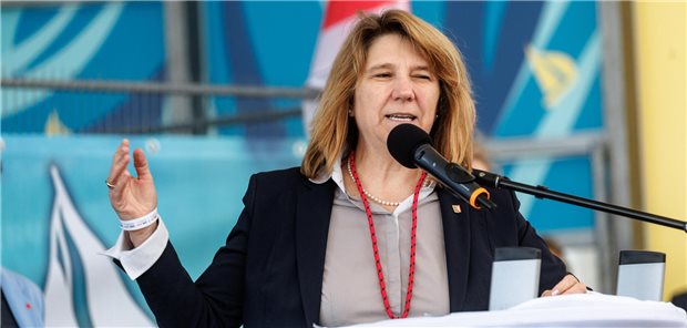 Schleswig-Holsteins Gesundheitsministerin Kerstin von der Decken hält eine Rede