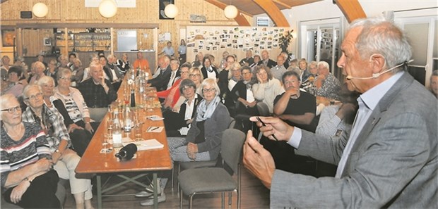 Telemedizinischer Nachholbedarf in Nordfriesland Schleswig-Holsteins Kammerpräsident Dr. Franz Bartmann diskutiert mit Landfrauen in Nordfriesland.
