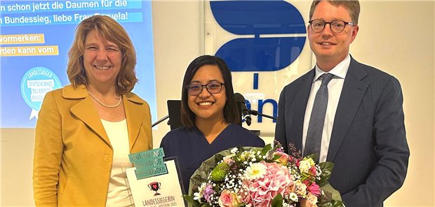 Margie Baruela ist „Schleswig-Holsteins beliebtester Pflegeprofi" „Schleswig-Holsteins beliebtester Pflegeprofi" Margie Baruela (Mitte) erhält die Auszeichnung von Landesgesundheitsministerin Prof. Kerstin von der Decken und PKV-Verbandsdirektor Florian Reuther.