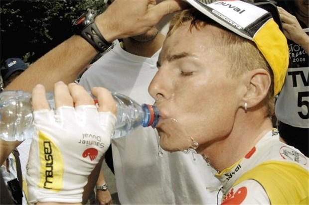 Tour-de-France-Bergkönig stürzt in die Niederungen des Doping-Sumpfs Schluck aus der Trinkflasche: Der italienische Radsportler Riccardo Ricco vom Team Saunier Duval ist positiv auf EPO getestet worden.