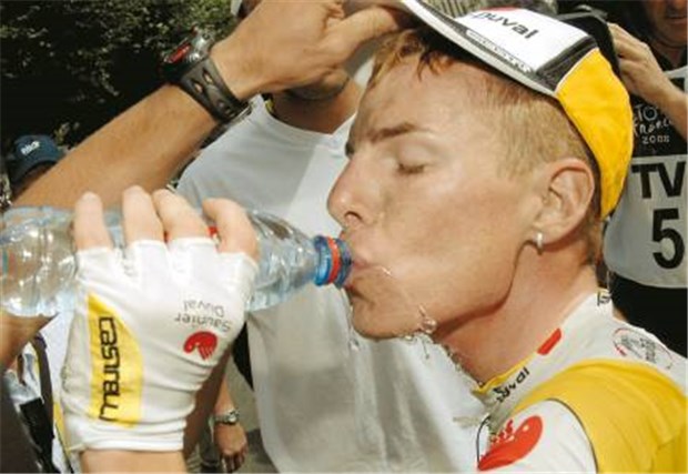 Tour de France hat ihren dritten Dopingfall Schluck aus der Trinkflasche: Der italienische Radsportler Riccardo Ricco vom Team Saunier Duval ist positiv auf EPO getestet worden.