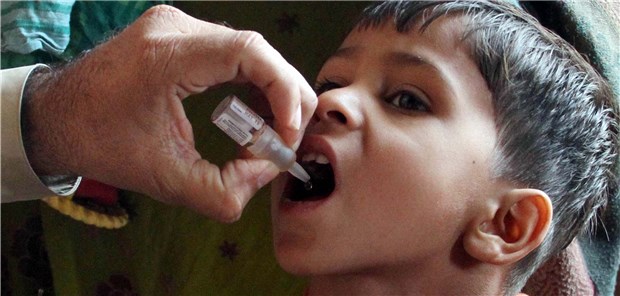 Schluckimpfung in Pakistan. Nur noch dort und in Afghanistan gibt es Erkrankungen mit Polio-Wildviren. 