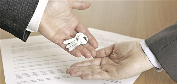 Schlüsselübergabe: Verkauft ein Arzt seine Praxis an die Genossenschaft, so darf er dort trotzdem weiterarbeiten – wenn er will.