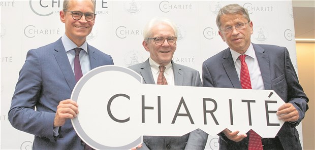 Stabwechsel an der Charité Schlüsselübergabe an der Charité: Der regierende Bürgermeister Michael Müller, der scheidende Vorstandsvorsitzende Professor Karl Max Einhäupl und sein Nachfolger Professor Heyo Kroemer (von links).