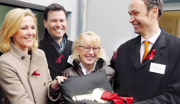 Ein geschützter Raum für Menschen mit Aids Schlüsselübergabe für das Aids-Haus: Bettina Wulff, Ehefrau des Bundespräsidenten (links) und die Kölner Bürgermeisterin Elfi Scho-Antwerpes (Mitte) zusammen mit Markus Danuser, Vorstand der Aidshilfe Köln (r.).