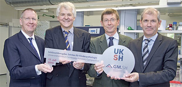 Schlüsselübergabe in der Sektion für Kinderpathologie am UKSH unter anderem mit Professor Ivo Leuschner, Leiter der Kinderpathologie (2. v.r.), und UKSH-Chef Professor Jens Scholz (r.).