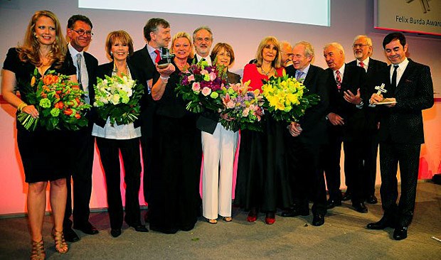 Felix-Burda-Gala: Ausgezeichnete Darmkrebsaufklärung Schlussbild der Gewinner des diesjährigen Felix Burda Awards mit Dr. Christa Maar (3.v.l.).
