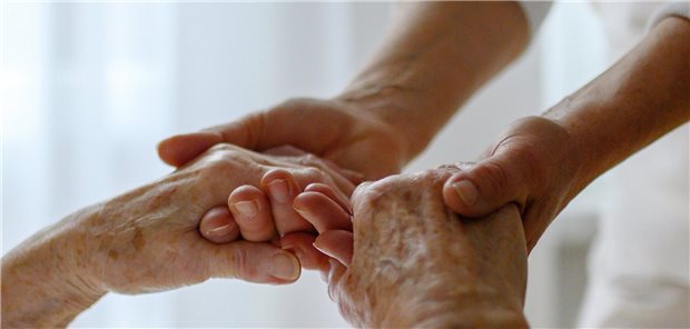 Schmerzbekämpfung durch Beziehung? Das Händehalten durch einen geliebten Menschen kann die Schmerzaktivität im Gehirn bereits deutlich reduzieren, haben Neurologen und Psychologen nachgewiesen.
