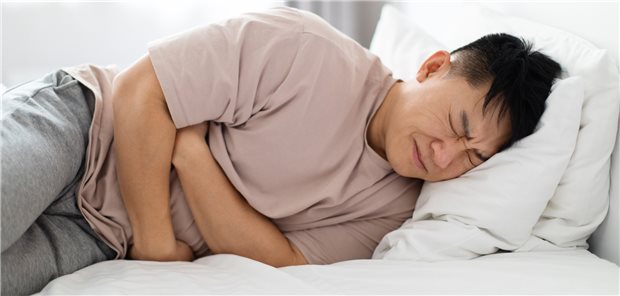 Schmerzen, Blähungen, Völlegefühl oder Krämpfe – die Symptome bei funktionellen Magen-Darm-Erkrankungen sind vielfältig. (Symbolbild mit Fotomodell)