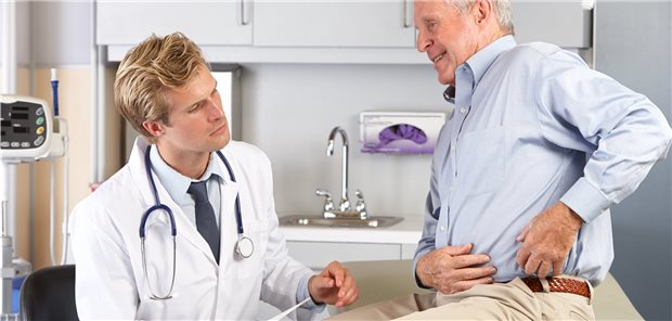 Schmerzen an der Hüfte. Manchmal ist der Einsatz einer Hüftendoprothese unumgänglich. Daten zu den Implantaten werden im Endoprothesenregister erfasst.