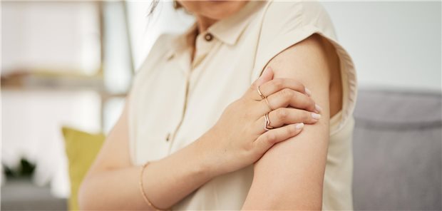 Schmerzen bei Fibromyalgie – was hilft? (Symbolbild mit Fotomodell)